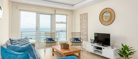 Superior-Apartment | Wohnbereich | 32-Zoll-Flachbildfernseher mit Kabelempfang, Fernseher