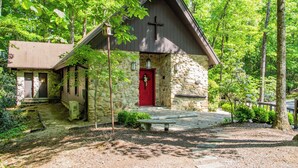 Exterior - Penny Creek Cabin 2 bed 1 bath sleeps 6,Creekside*Hike*Fish*RELAX (Deep Gap)