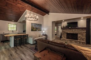 Smart-TV, Kamin, Videospiele, DVD-Player