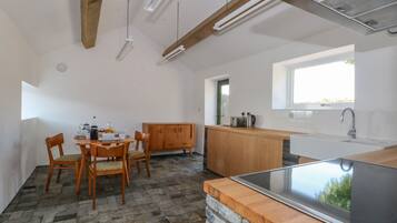 Tủ lạnh, máy rửa bát, ấm điện, lò nướng bánh mì