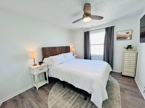 2 chambres, fer et planche à repasser, lit de bébé portatif