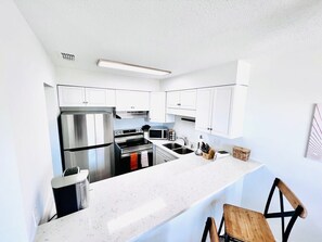 Geladeira, micro-ondas, fogão, cooktop