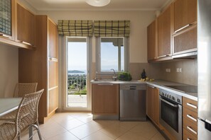 ثلاجة، فرن، غسالة أطباق، ماكينة لصنع القهوة/الشاي