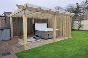 Cottage | Outdoor spa tub - Daisy Tree Cottage (Woodhall Spa)