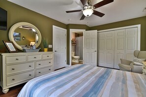 3 bedrooms, iron/ironing board, travel cot, WiFi - Asheville Delight: Chic Home, Prime Spot, Pets OK (Asheville)