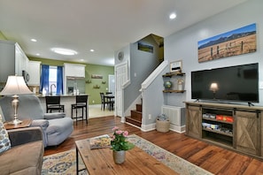 TV - Asheville Delight: Chic Home, Prime Spot, Pets OK (Asheville)