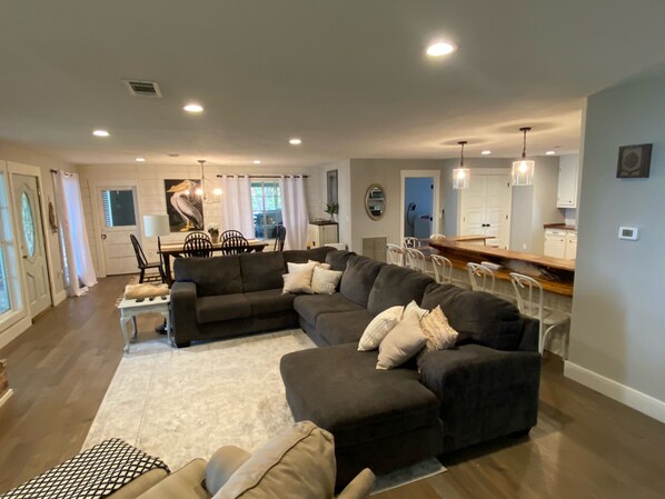 Smart TV, chimenea, reproductor de DVD y libros 
