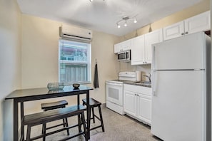 Appartement (0 Bedroom) | Cuisine privée | Four à micro-ondes, un four, surface de cuisson, vaisselle et ustensiles