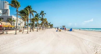 Chic 1BR Hallandale Beach Pool and Parking
