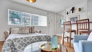 2 bedrooms, laptop workspace, iron/ironing board, bed sheets - Chic 1BR Hallandale Beach Pool and Parking (Hallandale Beach)