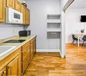 Microwave, electric kettle, cookware/dishes/utensils, dining tables - Hallandale Getaway With Pool Near to the Beach (Hallandale Beach)