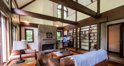 Pristine Home In Becket Woods