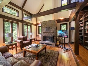 TV, fireplace, Netflix, Hulu - Pristine Home In Becket Woods (Becket)