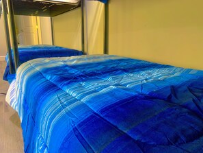 Hypo-allergenic bedding, desk, laptop workspace, iron/ironing board - STOP INN STAY HOSTELS (Houston)