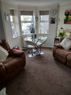 Apartment, 1 Queen Bed | Living room