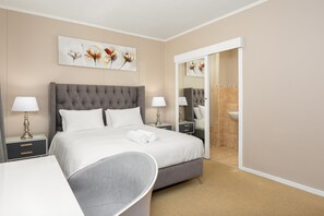 3 bedrooms, in-room safe, laptop workspace, iron/ironing board - Island Club 206 (Cape Town)