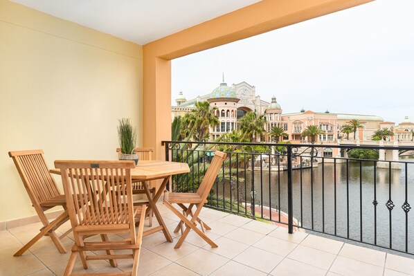 Deluxe Apartment | Balcony