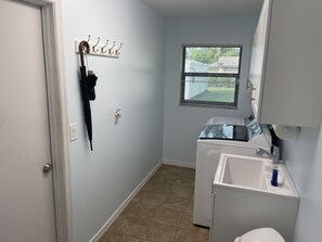 Private kitchen - Beautiful home close to Warm Mineral Springs, and 20 min. from beaches. (North Port)