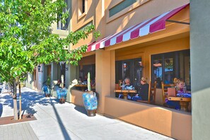 Outdoor dining - 7th Street Sanctuary--Your Secluded Hideaway in Downtown District! (Paso Robles)