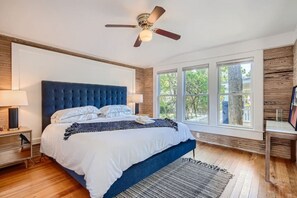 2 bedrooms, desk, iron/ironing board, WiFi - Spacious 2/2 Home Prime Location Mins to DT/SOCO & SXSW Top Spots (Austin)