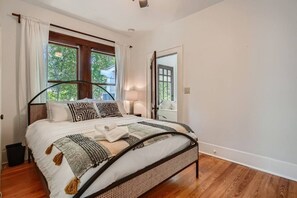 2 Schlafzimmer, Schreibtisch, Bügeleisen/Bügelbrett, WLAN