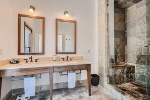 Secadora de cabello, toallas, jabón, papel de baño 