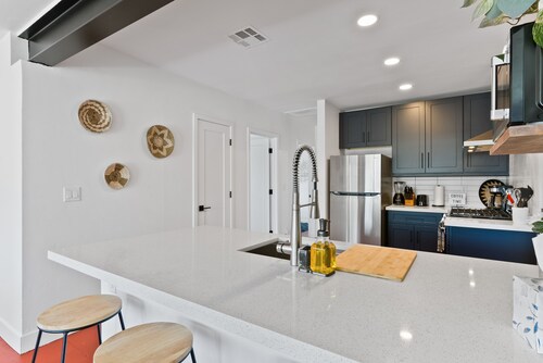 Newer, Modern, Work Friendly 2 Bedroom Condo near Downtown PHX