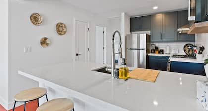 Newer, Modern, Work Friendly 2 Bedroom Condo near Downtown PHX