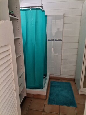 Shower, towels