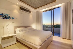 5 bedrooms, iron/ironing board, WiFi, bed sheets - Luxurious Villa over 3 Levels with Lift (Geneva House) (Cape Town)