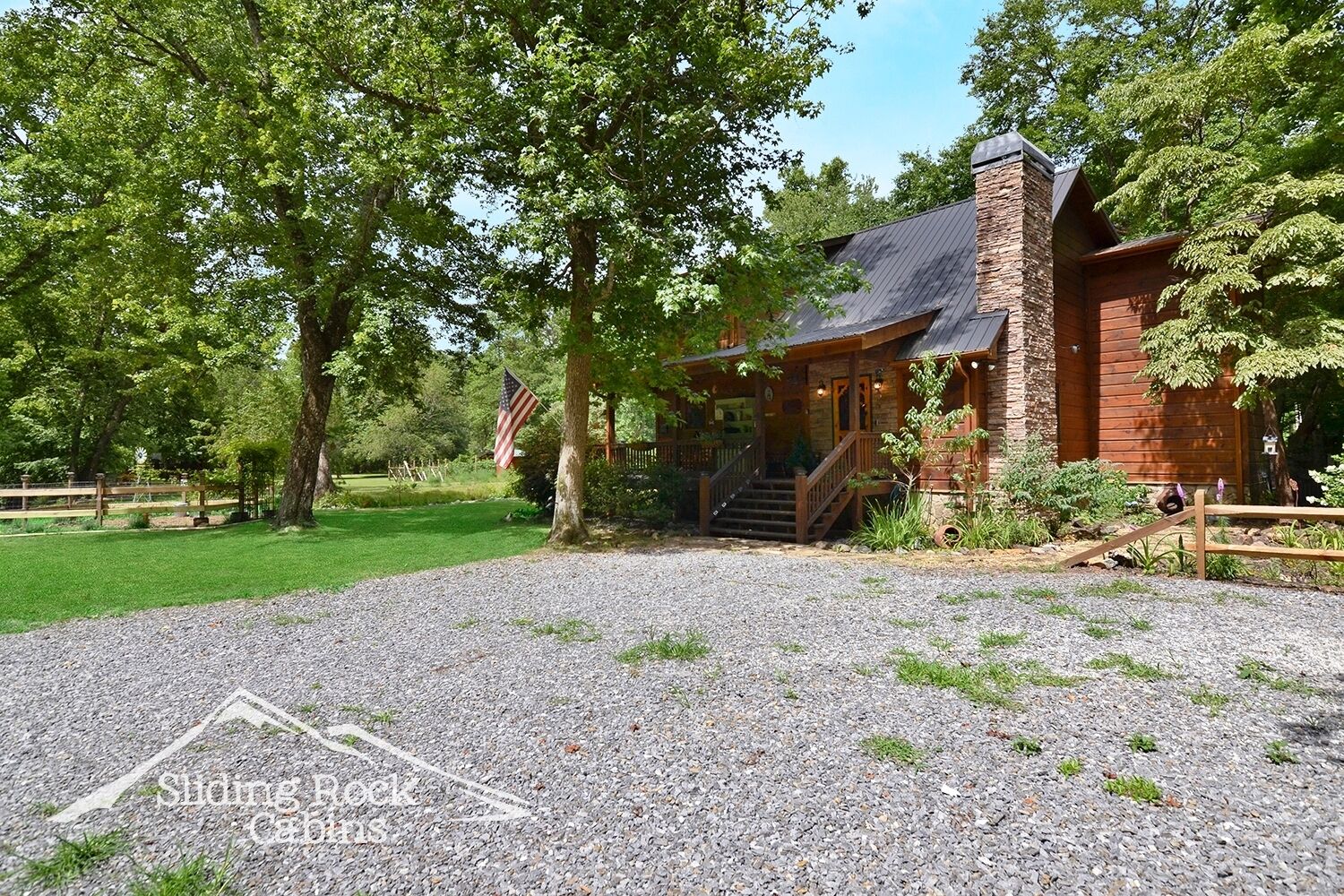A Creek Runs Thru It, Hot Tub, Creekfront, pet friendly 3/3, fireplc., WIFI