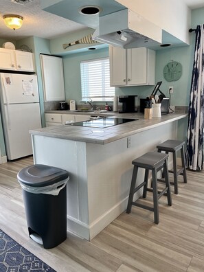 ثلاجة، ميكروويف، فرن، موقد طهي مسطح