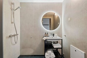Shower, eco-friendly toiletries, hair dryer, towels - Aiden By Best Western Herning (Herning)