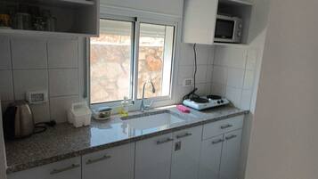 Réfrigérateur, micro-ondes, bouilloire électrique, grille-pain