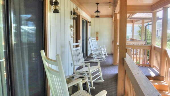 Property grounds - Pelican Perch with Pool View Condo w/ 3 Porches! (Myrtle Beach)