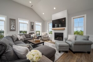 Flat-screen TV, fireplace, books - 7 Maryland Avenue - NEW CONSTRUCTION Just one house from the beach! (Milton)
