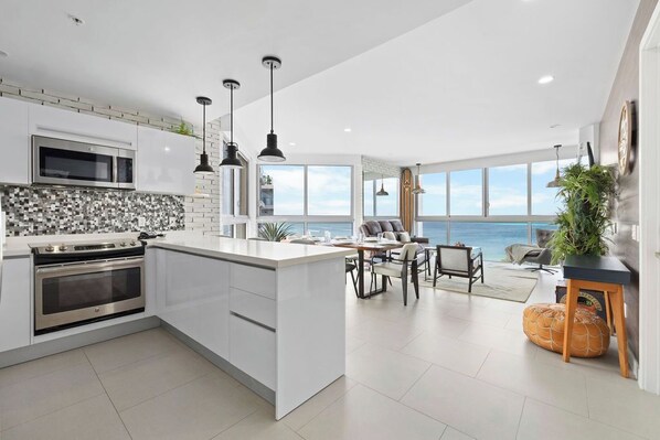 Refrigerador, microondas, horno y parrilla de estufa 