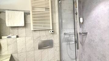 Quarto básico | Banheiro | Chuveiro, secador de cabelo, toalhas de banho