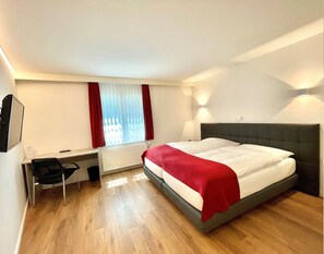 Basic Room | Desk, free WiFi, bed sheets - Hotel Balsthal (Balsthal)