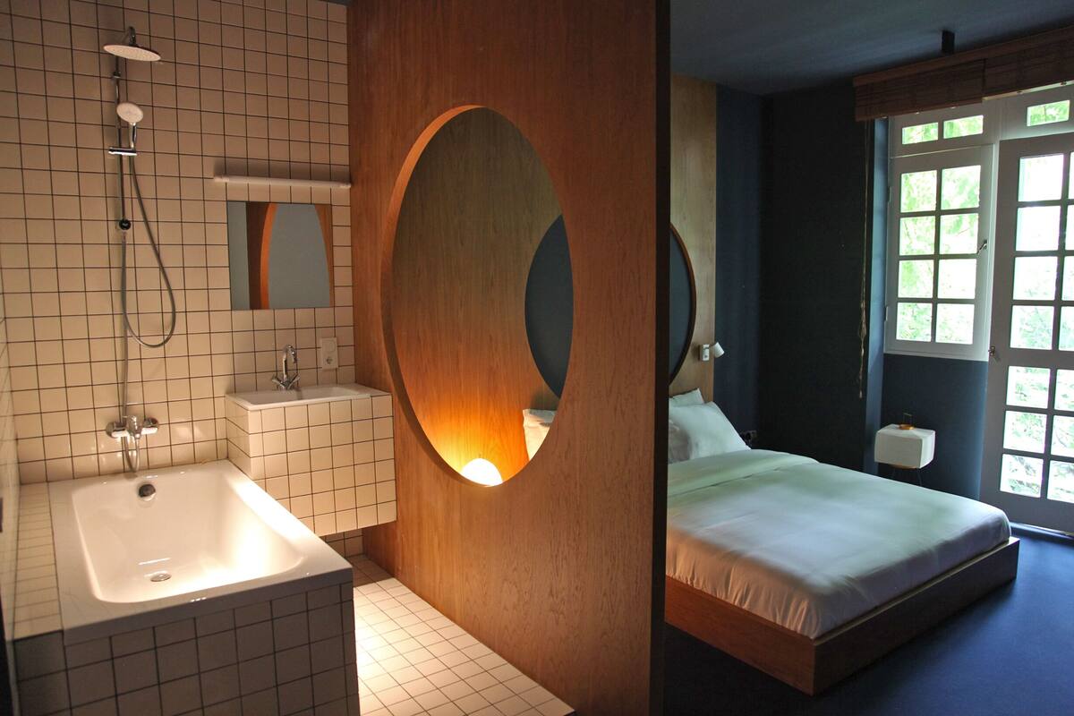 Chambre Junior double, balcon | Salle de bain | Articles de toilette (gratuits), séchoir à cheveux, peignoirs