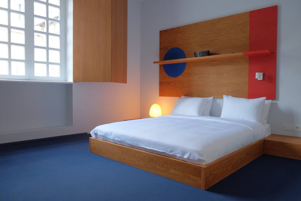 Chambre Standard double | Literie de qualité, lit avec matelas à plateau-coussin, coffre-fort