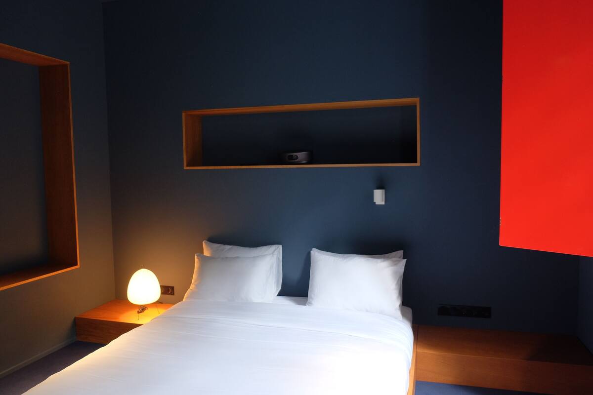 Chambre Deluxe double (with Bath) | Literie de qualité, lit avec matelas à plateau-coussin, coffre-fort
