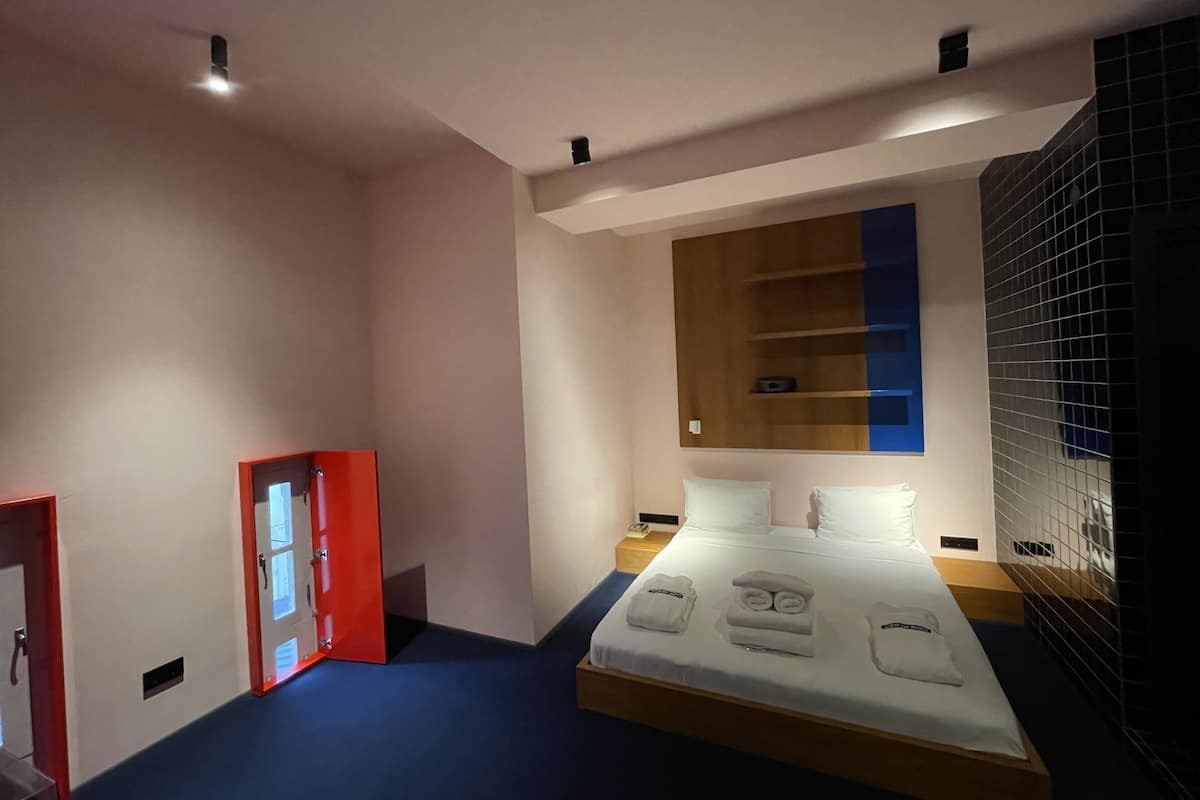 Chambre économique double | Literie de qualité, lit avec matelas à plateau-coussin, coffre-fort