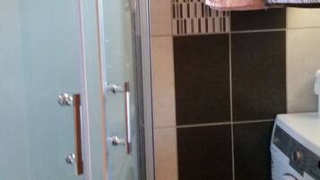 Combined shower/tub