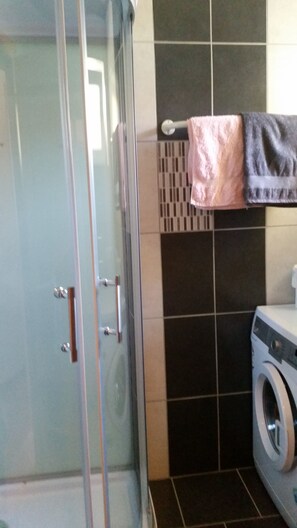 Combined shower/bathtub - From the mountain to the lake, everything is there in this great vacation apartment (St. Urban)