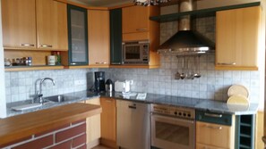 冷蔵庫、電子レンジ、コンロ、食器洗い機