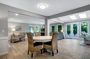 Maison, plusieurs lits, cuisine, vue piscine (9 Planters Wood Court) | Intérieur