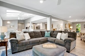 Maison, plusieurs lits, cuisine, vue piscine (9 Planters Wood Court) | Coin séjour | Télévision