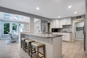 Rumah, Beberapa Tempat Tidur, dapur, pemandangan kolam renang (9 Planters Wood Court) | Dapur pribadi | Lemari es, microwave, oven, dan kompor