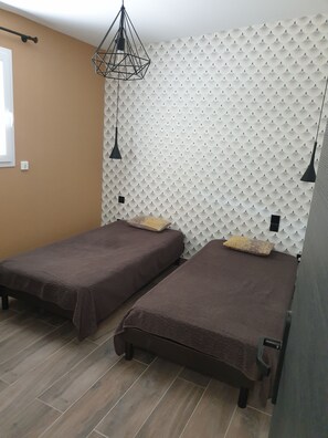 2 عدّة غرف نوم ومكواة/لوح كي وسرير سفر وواي فاي مجانًا